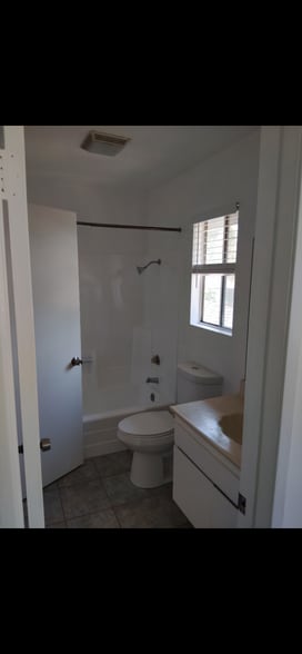 Master Bath - 1501 E Fairfield Ct