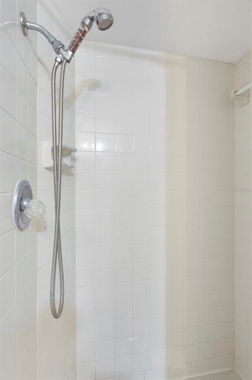 Building Photo - 2900 Leslee Lake Dr N