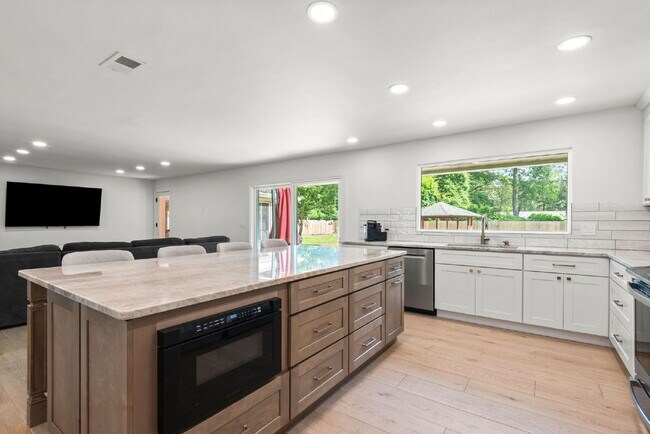 Building Photo - "Renovated 4-Bedroom in Rocky Bayou Estates!"