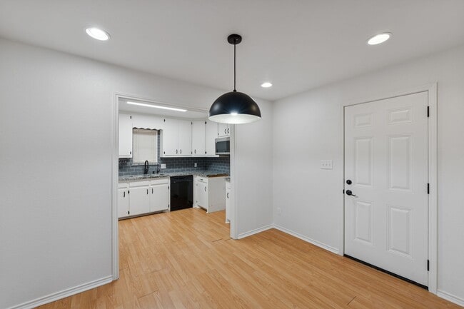 Building Photo - Cute & Convenient Home in Mission!