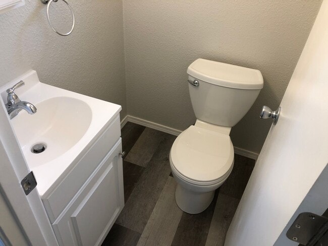 Building Photo - Updated 3 bedroom 1.5 bathroom house in Springfield!