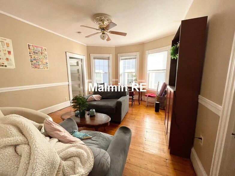 Building Photo - 67 Hillside St