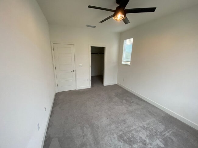 Building Photo - Gorgeous 3 bedroom 2.5 bath home in Northlake community