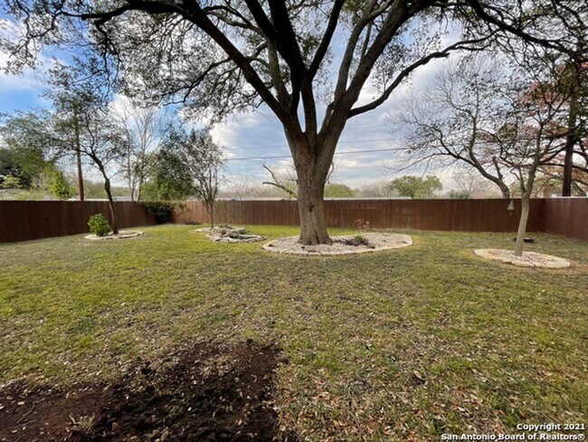 Building Photo - Unique 5BR/3B home in desirable Enchanted Forest on 1/4 acre