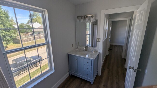 Building Photo - 432 E Laurelwood Dr