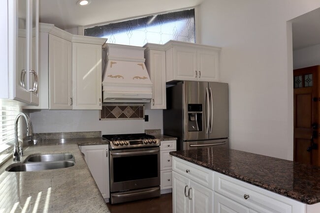 Building Photo - Wonderful 4 Bedroom Home in Fremont – Beautiful Backyard!