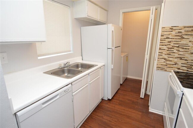 Building Photo - 8630 Mallard Reserve Dr