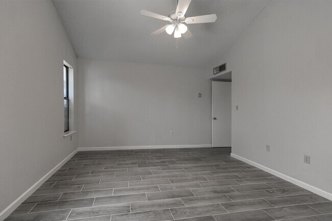 Building Photo - Spacious family home in a great neighborhood