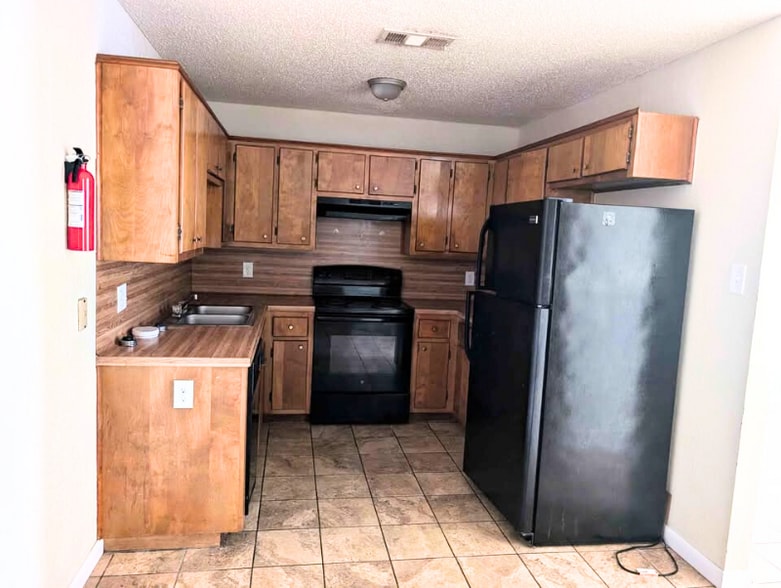 Building Photo - 102 E Truman Ave