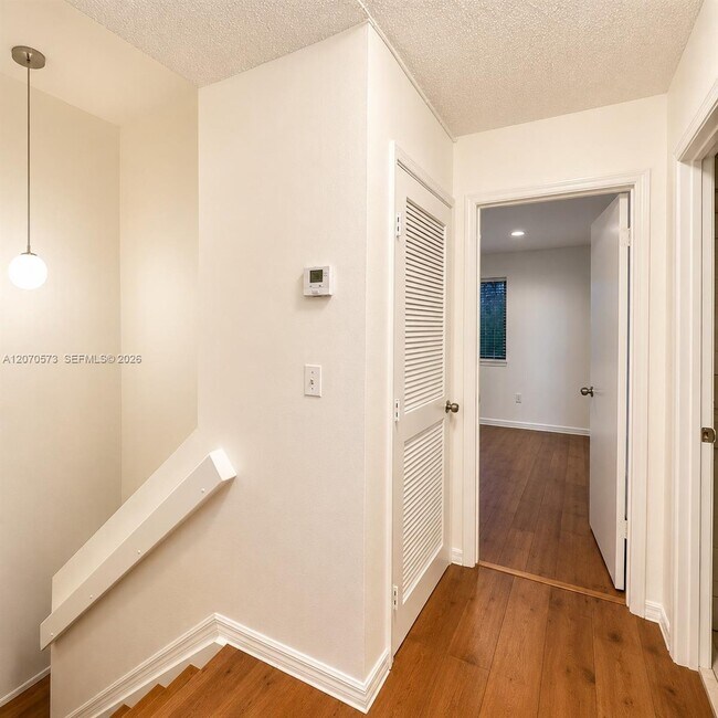 Building Photo - 6235 SW Kendale Lakes Cir