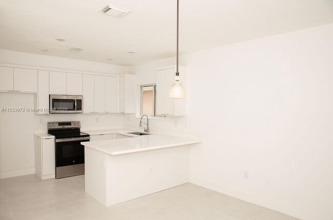 Building Photo - 273 SE 32nd Ave