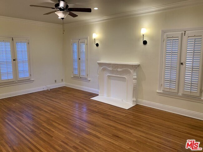 Building Photo - 1302 S Orange Dr