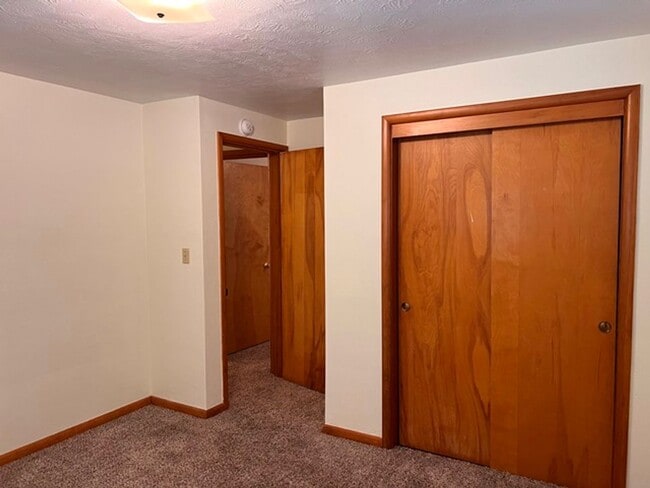 Building Photo - 3Bd/2Ba Single Story House - Available To ...