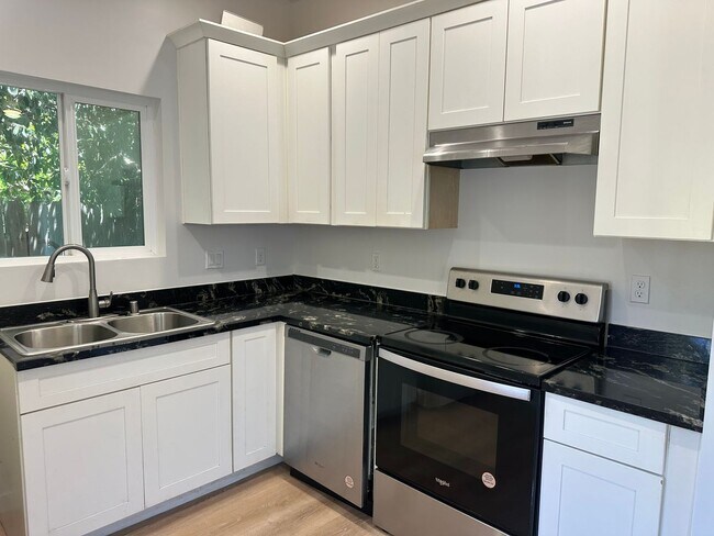 Building Photo - Beautiful, newly remodeled 2 bedroom 1 bat...