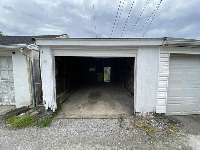 Building Photo - 338 S Sherman St