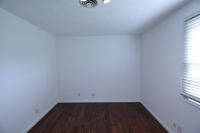 Building Photo - 1136 Anthrop Dr