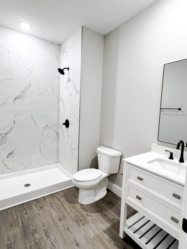 Building Photo - 3 Bedroom 2 Full Bath HOUSE with GARAGE