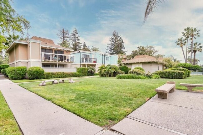 Building Photo - Beautiful Downstairs 2 Bedroom Condo Located In Gated Community Pool + Lake Access!