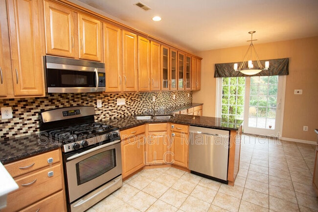 Building Photo - 42 Tudor Ct