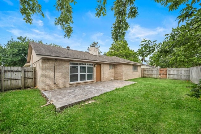 Building Photo - Lovely 3 bedroom 2 bath w/ potential 4 bed...