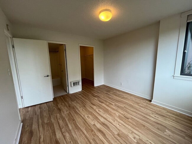 Building Photo - 1Bd/1Ba Home in Goose Hollow neighborhood ~ Secured Garage Parking and Additional Storage Unit!!!