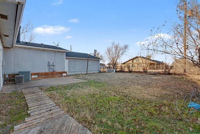 Building Photo - 3-Bed Home with Fireplace, Fenced Yard & Flexible Living Space