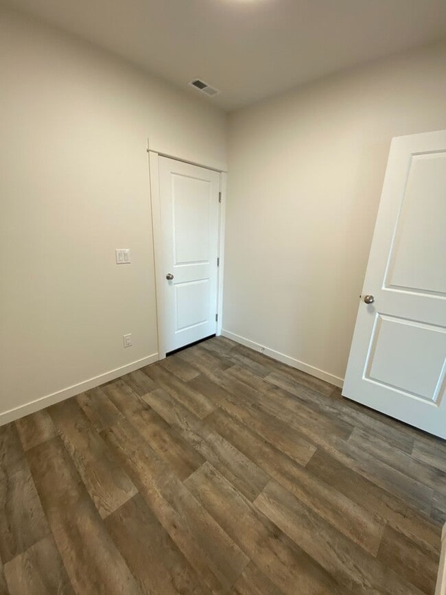 Building Photo - SINGLE FAMILY RANCHER ON ARROW LEAF (APP#146)