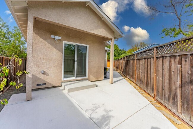 Building Photo - 462 Madison Dr