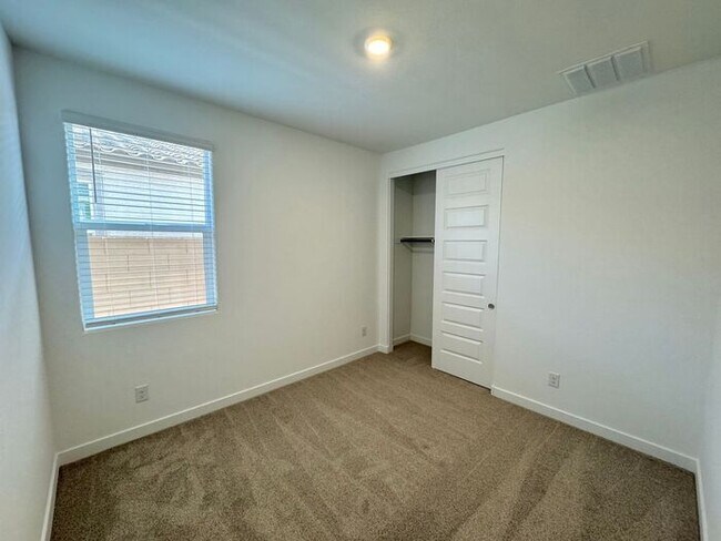 Building Photo - New 5-Bedroom Home in Phoenix with Upgrade...