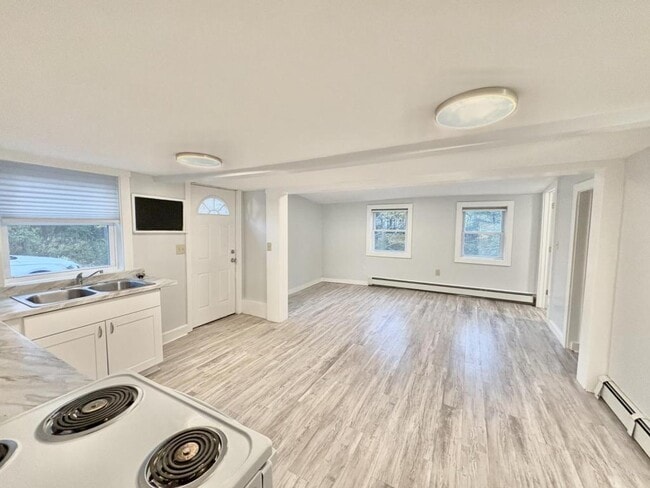 Building Photo - 1294 US-1 Apt A