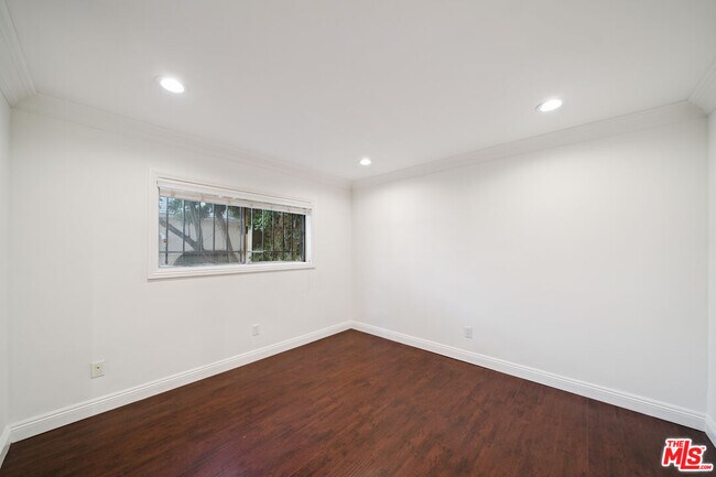 Building Photo - 133 N Swall Dr