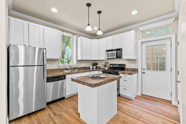 Building Photo - Beautiful Spanish Revival 3 Bedroom in Upt...