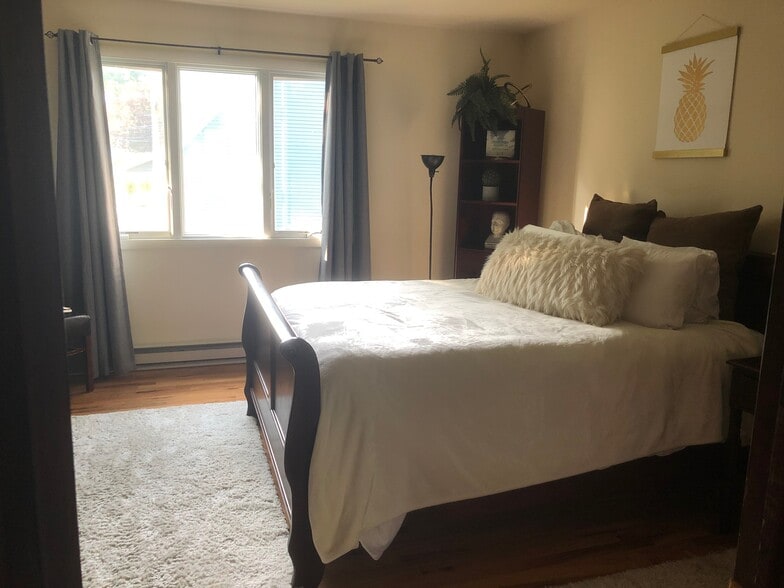 Bedroom - 21 Davenport Ave