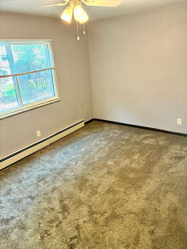 Building Photo - Great Two Bedroom, One Bath Apartments for Rent in East Loveland!  2 Weeks Free, Flexible lease t...