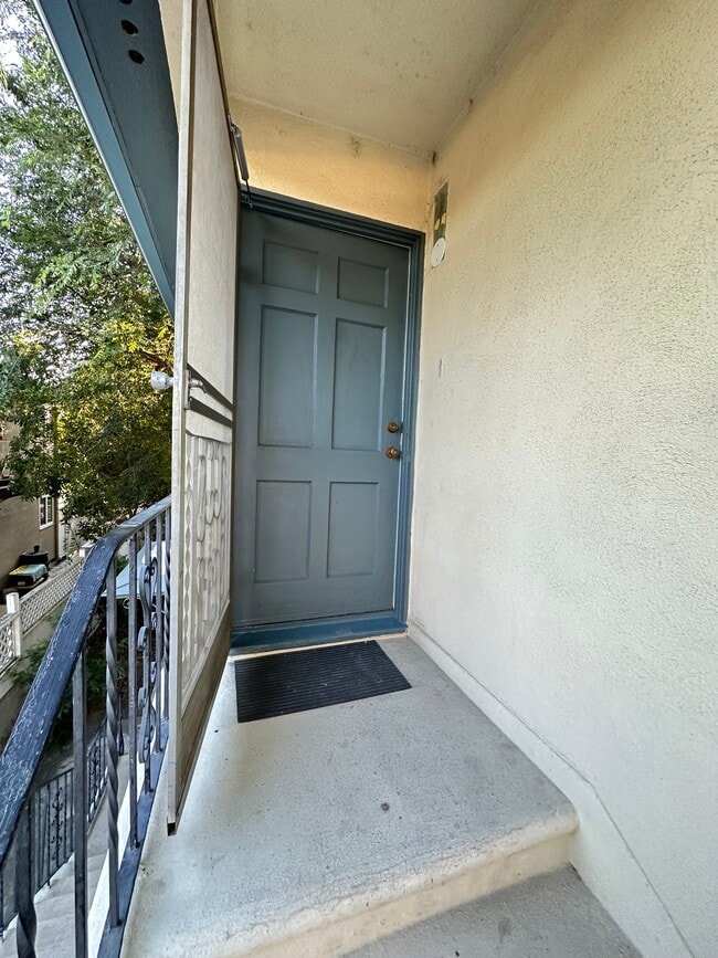 Front Entry - 306 N Screenland Dr