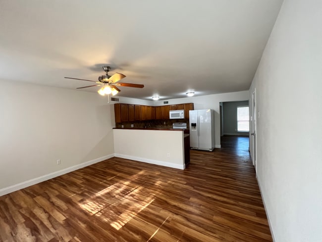 Building Photo - 1505 Larchmont Dr