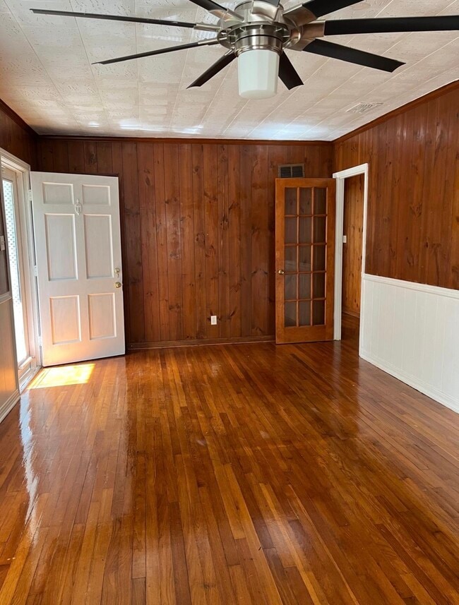 Building Photo - 1031 Oakland Dr