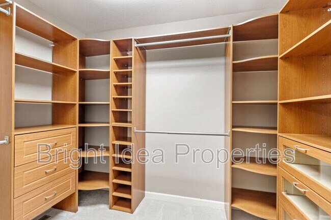 Building Photo - 6210 Deerwood Cir N
