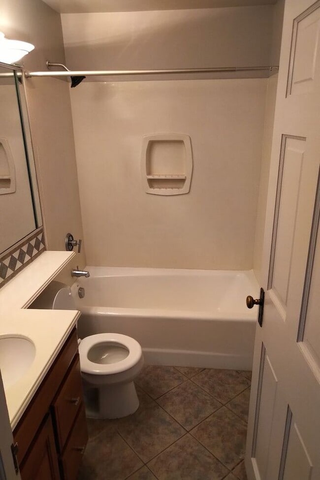 Building Photo - 2 Bed, 1 Bath Bungalow