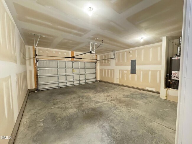 Building Photo - 2323 Bethpage Dr