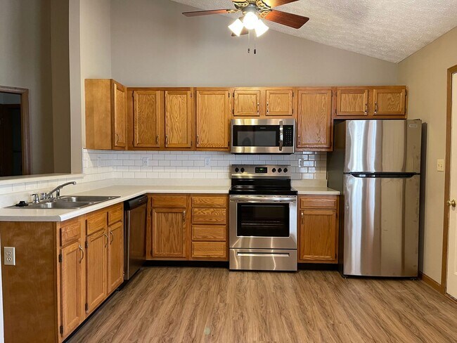 Building Photo - 3230 Mendel Dr