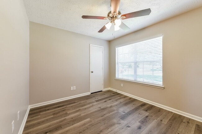 Building Photo - 10247 Country Squire Blvd