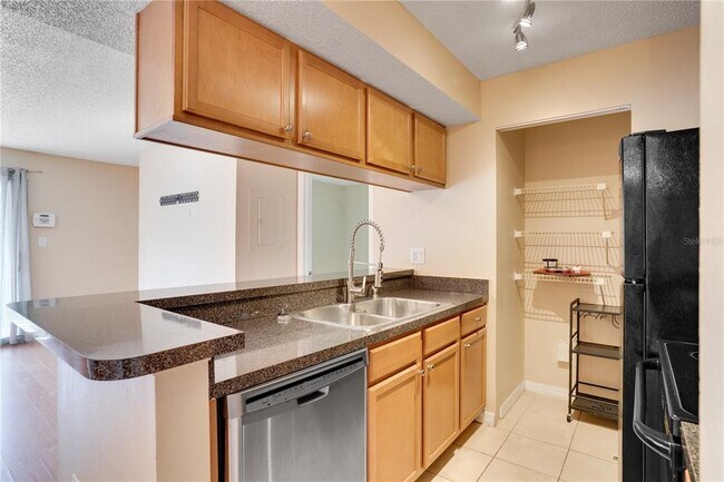 Building Photo - 806 Lake Haven Square