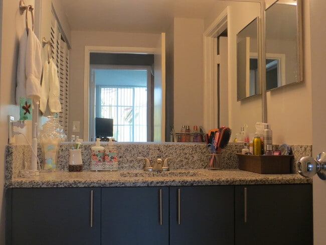 Building Photo - 123 Yacht Club Way