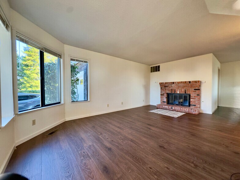 Building Photo - 2221 Pinehurst Way