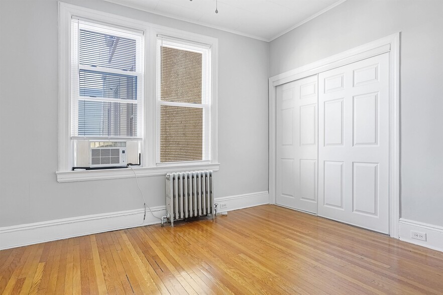 Building Photo - 128 Oak St