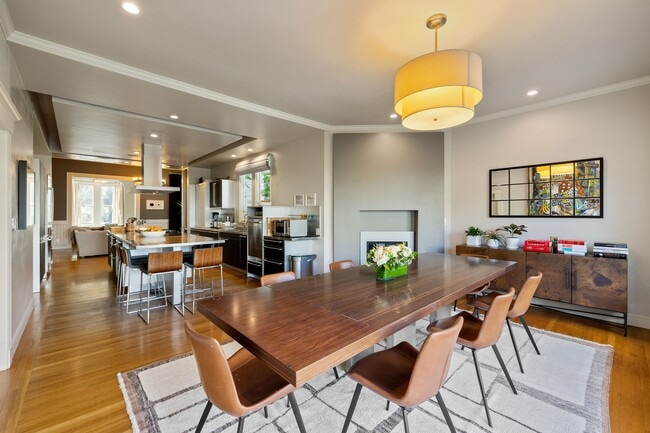 Building Photo - 2866 Pine St