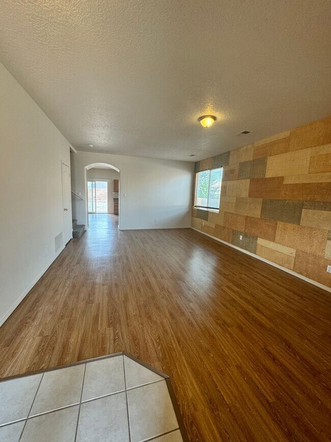 Building Photo - 4 bed 2.5 bath home in Huning Ranch