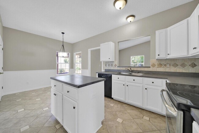 Building Photo - Lovely 4 Bed 2.5 Bath Home in Charlotte!