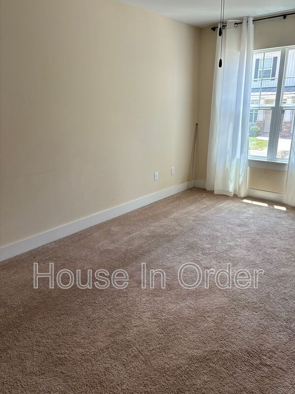 Building Photo - 102 Monmouth Way